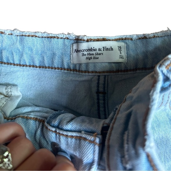 Abercrombie & Fitch The Mom Short High Rise Light Wash Distressed Raw Hem 28/6 - Picture 6 of 11